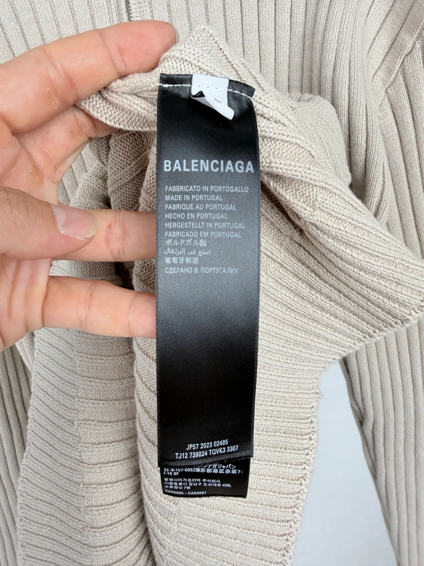 BALENCIAGA/Balenciaga printed logo half-zip knitted sweater. Fabric: Made of 100% cotton yarn, original custom dyed. Accessories: The zipper is made of electroplated distressed color, with the BB logo laser engraved on the surface. Technology: Printing uses artificial glue printing, high temperature to fix the color, and high temperature pressing. Process: The garments are washed with water to fix the color, fix the pattern, and add hand feel. Made of technical cotton-blend sporty fabric, with a high stand-up collar, half-zip on the front and Balenciaga print on the back. Accessories: Customized 1:1 washable trademark Accessories: Customized 1:1 electroplated zipper Size: S-M-L-XL Color: Apricot